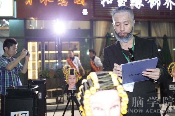 伍老師對發型助理標準杠評分