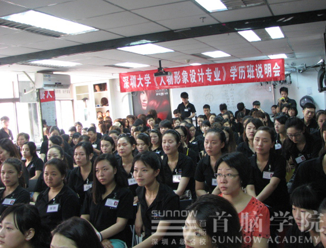 小伙伴們聚精會(huì)神地聽講