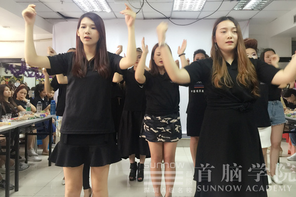 形象設計專業畢業典禮—打造時尚妝容 走出美業精彩