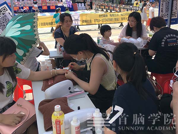 首腦學院龍華校區義工隊:弘揚大愛,情暖大浪