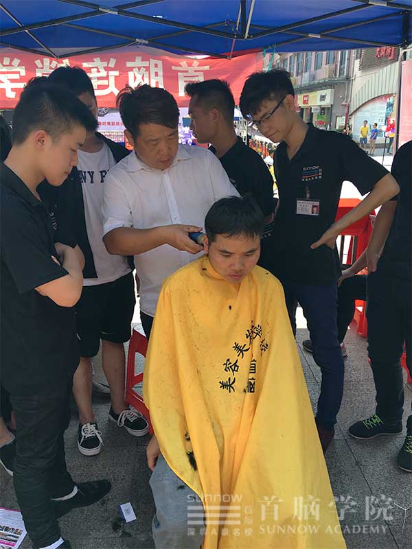 首腦學院龍華校區義工隊:弘揚大愛,情暖大浪