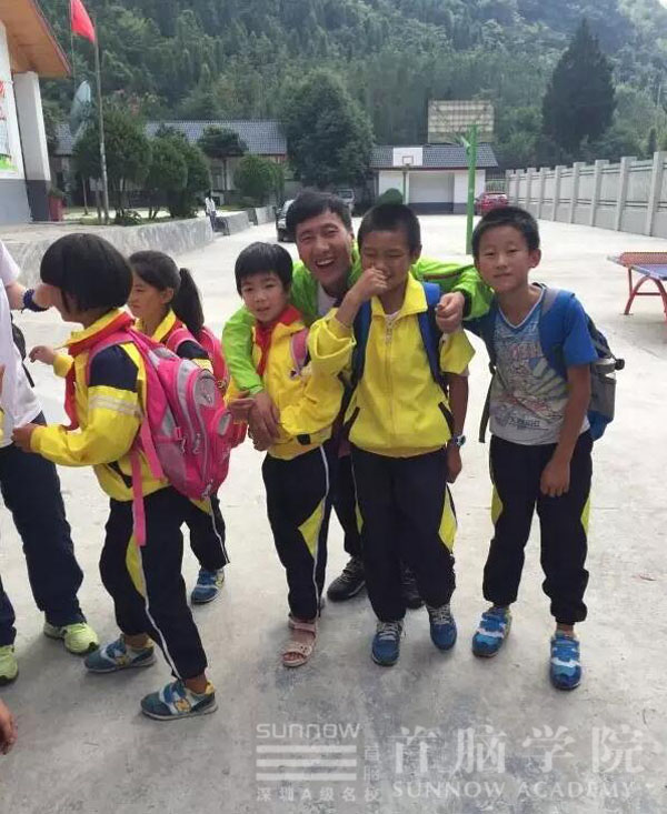 首腦神農官封小學助學——助學·筑夢·鑄人