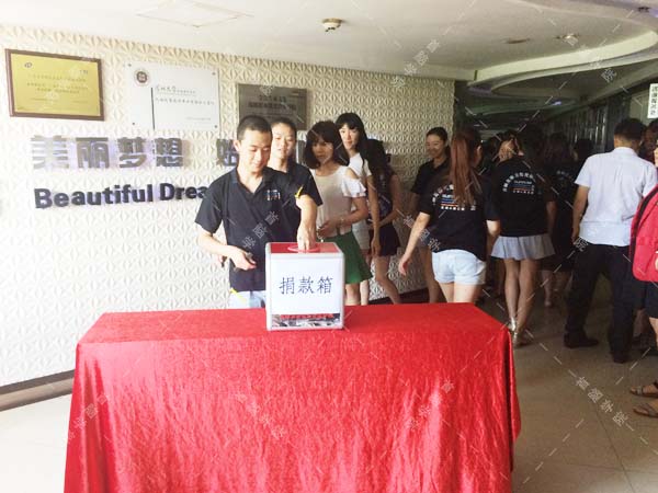 首腦學院南山校區舉辦募捐儀式 為環衛工人獻愛心
