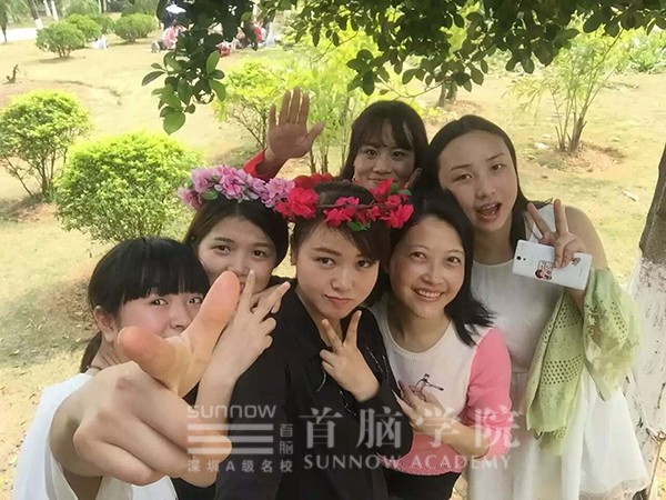 首腦學院寶安校區美容畢業學員陸瑤與同學的合影
