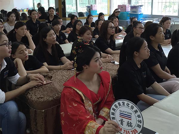 首腦學院美容班學員認真傾聽學姐分享