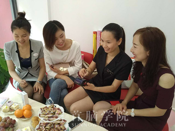 何愛(ài)立老師促成劉暢美容店的首單