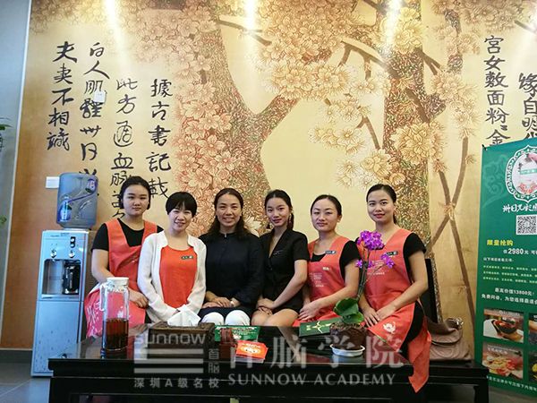 首腦學校王琦老師與楊金燕老師走訪老學員創(chuàng)業(yè)項目