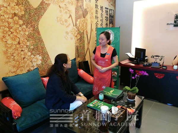 王琦老師與在養(yǎng)生館內工作的老學員交流