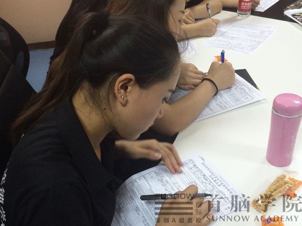 選擇化妝師職業 首腦學院助你工作無憂