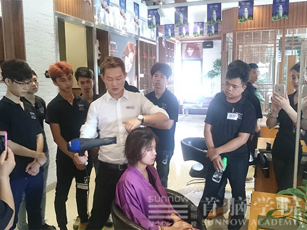 首腦美發學員觀摩學習，讓技術走在時尚前沿
