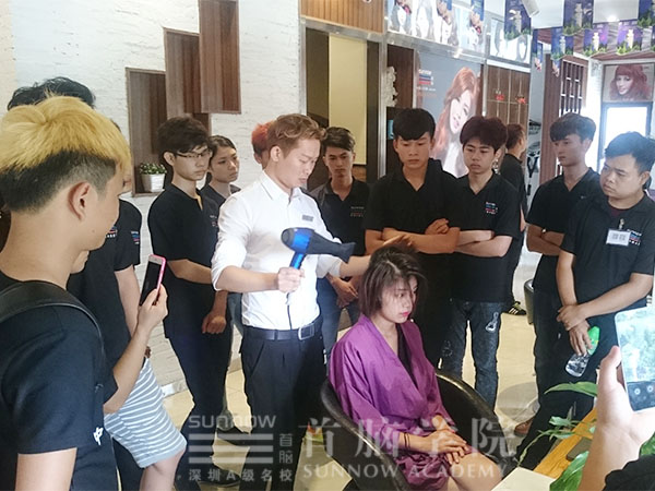 首腦美發學員觀摩學習，讓技術走在時尚前沿