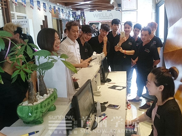 首腦美發學員觀摩學習，讓技術走在時尚前沿