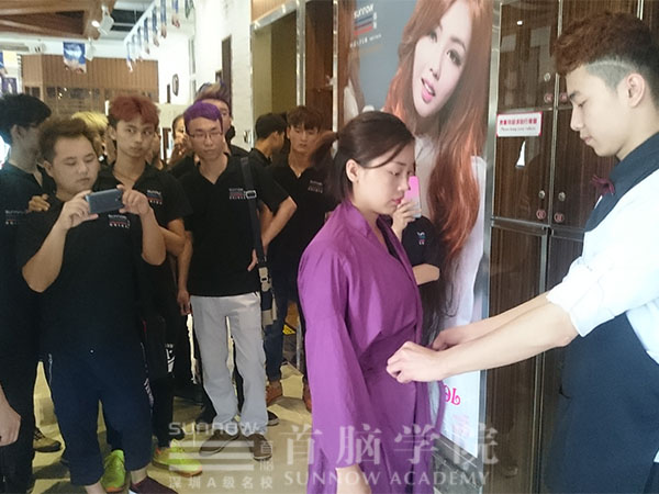 首腦美發學員觀摩學習，讓技術走在時尚前沿