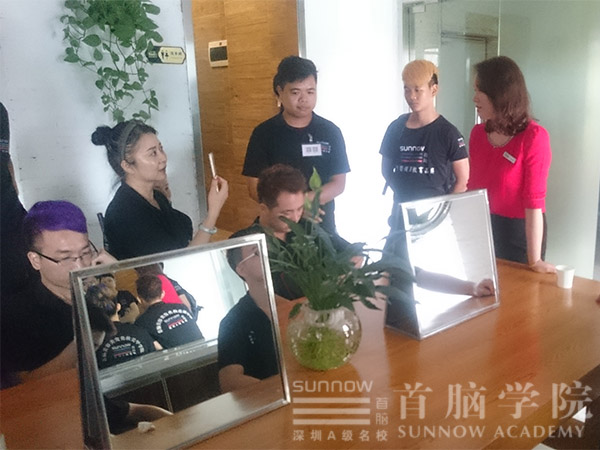 首腦美發學員觀摩學習，讓技術走在時尚前沿