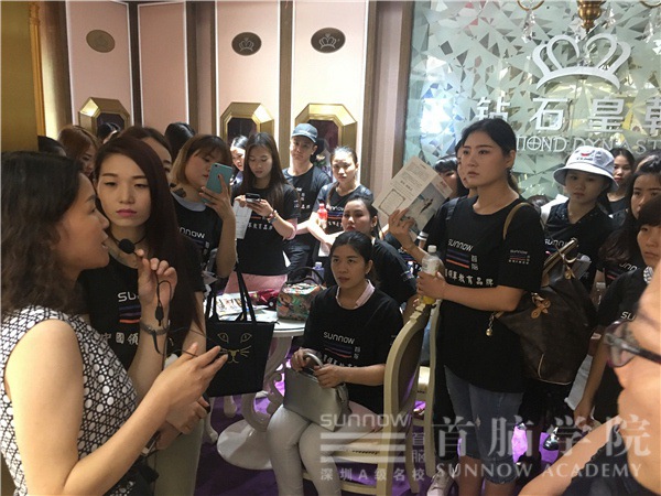 首腦學院形象設計部學員觀摩維納斯婚紗攝影