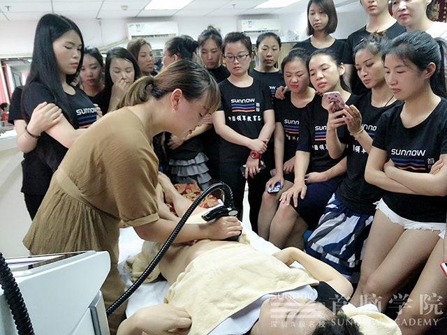 掌握“光電”技能   首腦學子走在美容市場前沿